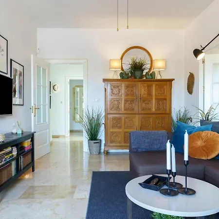 Penthouse Victoria Apartment